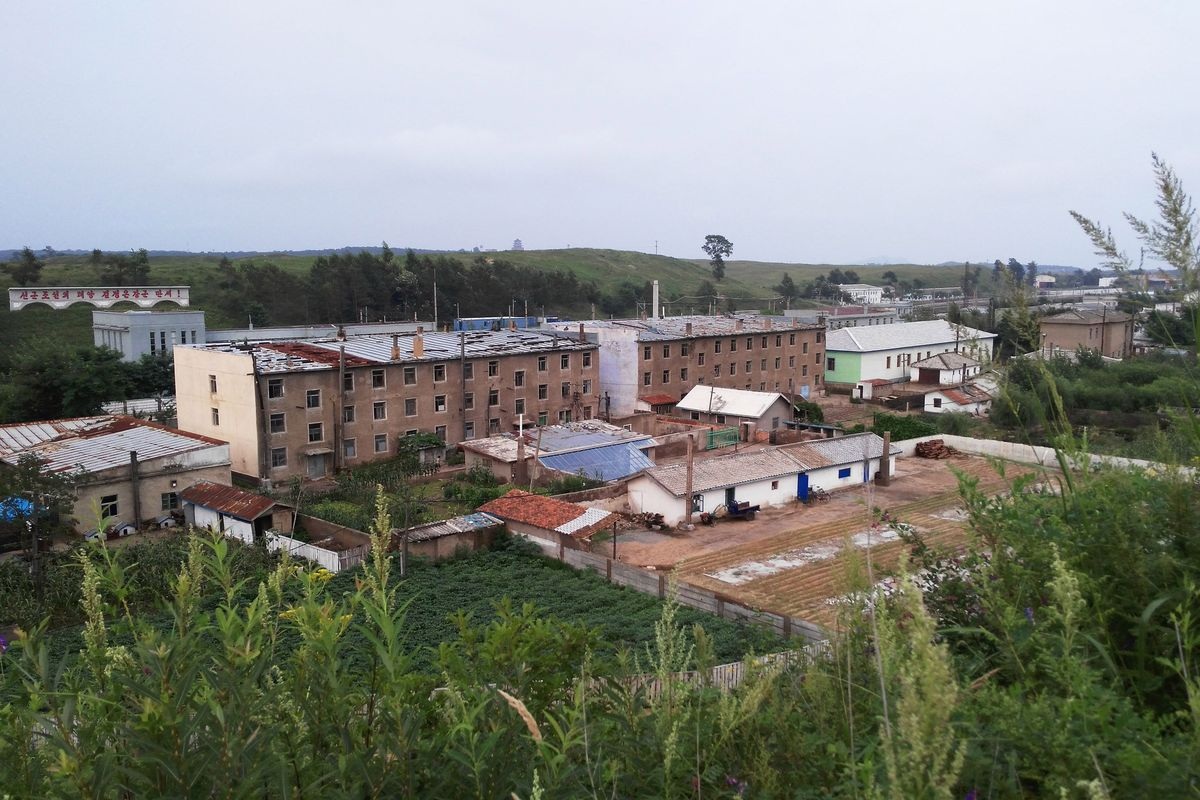 Tumangang không có nhiều công trình kiến trúc hiện đại. “Cơ sở vật chất tại đây còn thiếu thốn và nhiều hạn chế”, nhiếp ảnh gia nhận định.