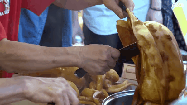 Dân du lịch phát sốt với món mực to như... con ngỗng - 1 Người bán hàng thoăn thoắt cắt nhỏ con mực khổng lồ