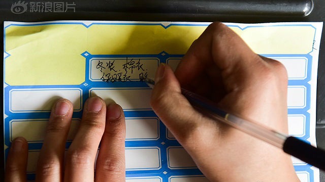 Cô gái 9x kiếm 33 triệu trong 2 ngày nhờ... gấp quần áo thuê - 4 Cô phân loại từng mẫu mã, màu sắc hay quần áo theo mùa