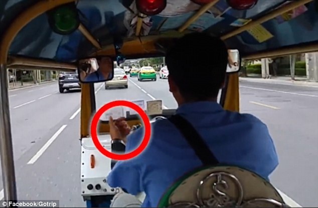 Du khách bị giật túi sau màn "ám hiệu lạ" của tài xế - 2 Anh nhận thấy người tài xế phía trước đang giơ những ám hiệu lạ