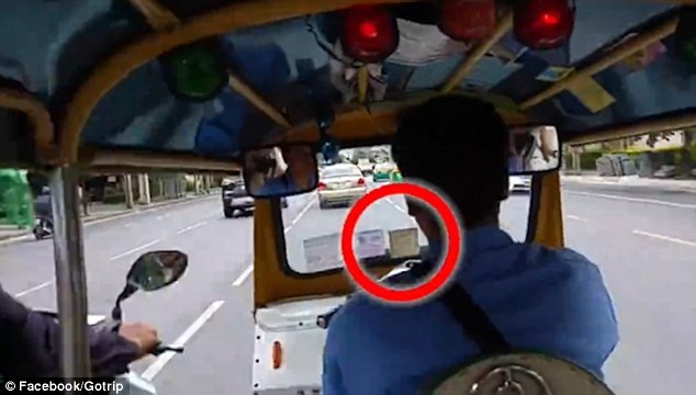 Du khách bị giật túi sau màn "ám hiệu lạ" của tài xế - 3 Ngay sau đó, một chiếc xe máy chở hai tên trộm áp sát xe tuk tuk