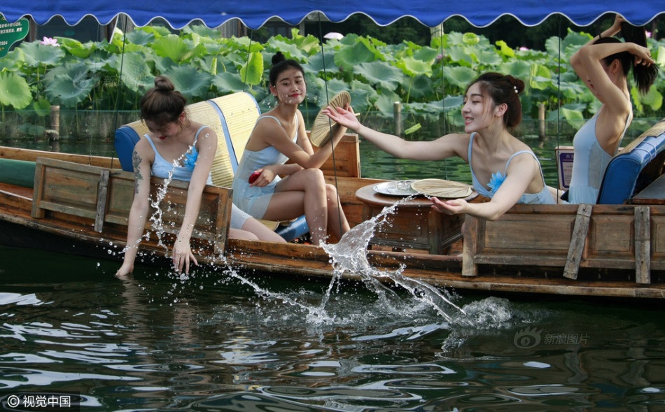 Dàn mỹ nhân tạo dáng khoe sắc bên hồ sen - 5 Đầm trồng hàng chục giống sen các loại