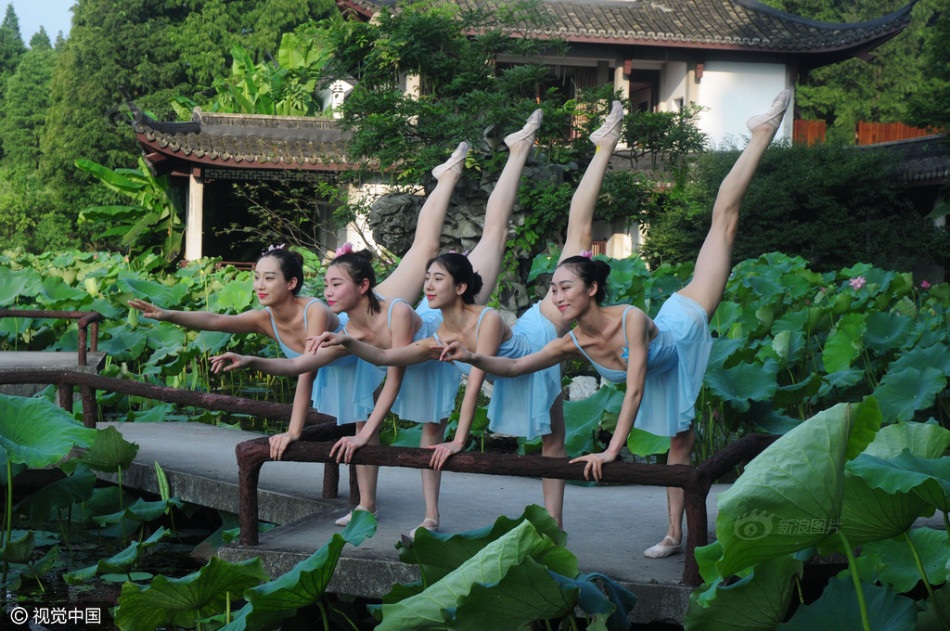 Dàn mỹ nhân tạo dáng khoe sắc bên hồ sen - 10 Dàn mỹ nhân tạo dáng khoe sắc bên hồ sen - 10