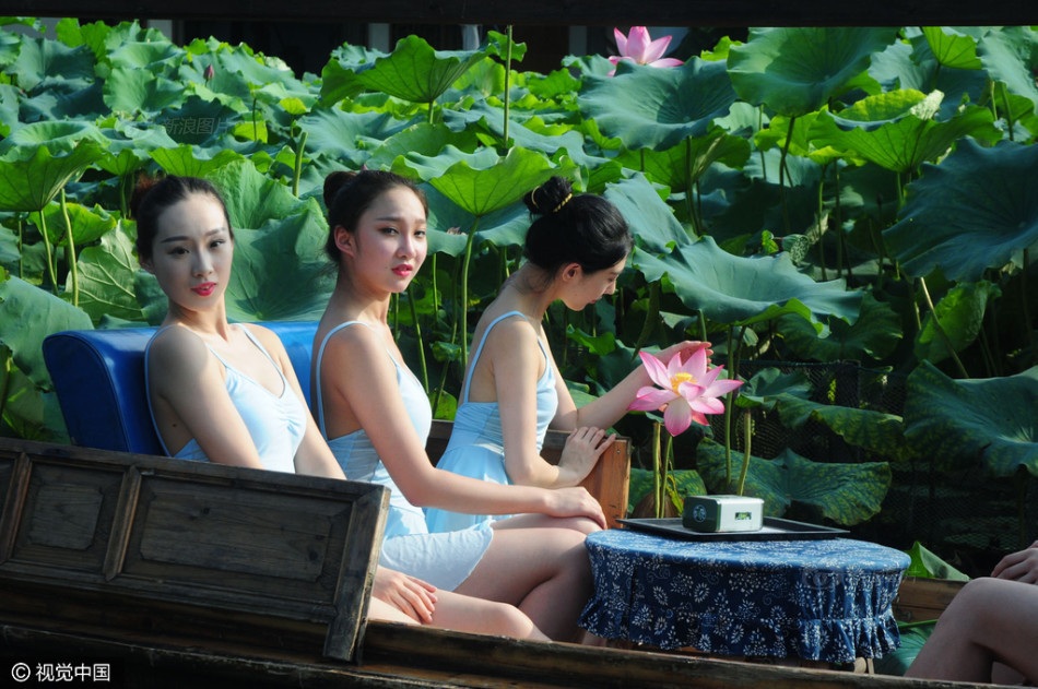 Dàn mỹ nhân tạo dáng khoe sắc bên hồ sen - 9 Dàn mỹ nhân tạo dáng khoe sắc bên hồ sen - 9