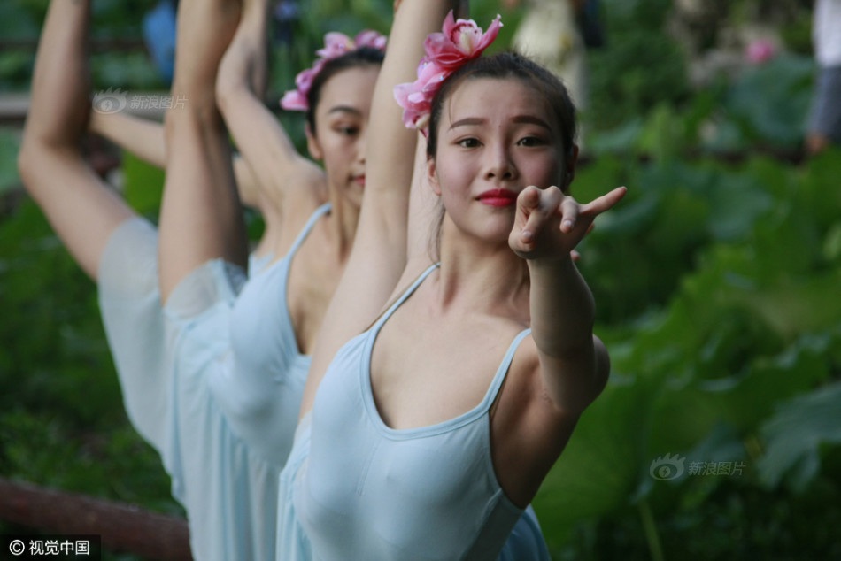 Dàn mỹ nhân tạo dáng khoe sắc bên hồ sen - 2 Các cô gái khoe sắc vóc yêu kiều