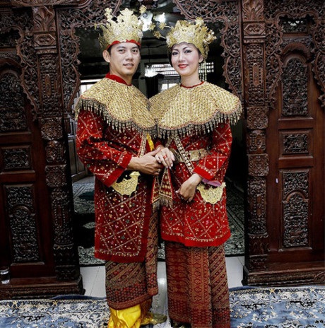 Vòng quanh thế giới ngắm trang phục cưới truyền thống của các cặp đôi - 4 Vòng quanh thế giới ngắm trang phục cưới truyền thống của các cặp đôi - 4