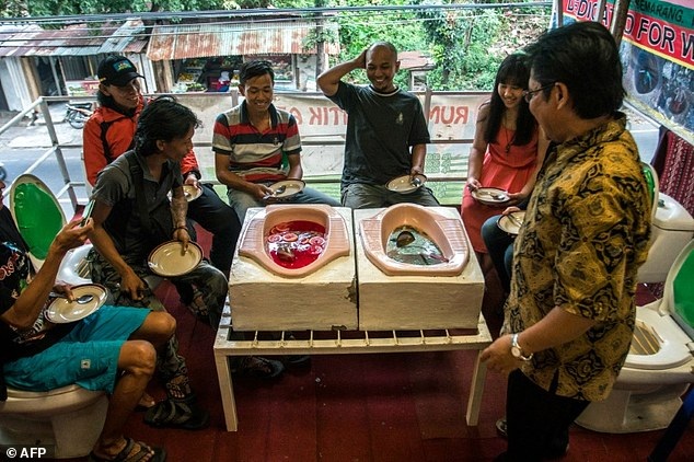 Quán cafe gây sốc khi phục vụ đồ uống trong bồn cầu - 1 Quán cafe gây sốc khi phục vụ đồ uống trong bồn cầu - 1