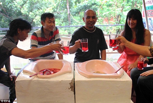 Quán cafe gây sốc khi phục vụ đồ uống trong bồn cầu - 3 Quán cafe gây sốc khi phục vụ đồ uống trong bồn cầu - 3