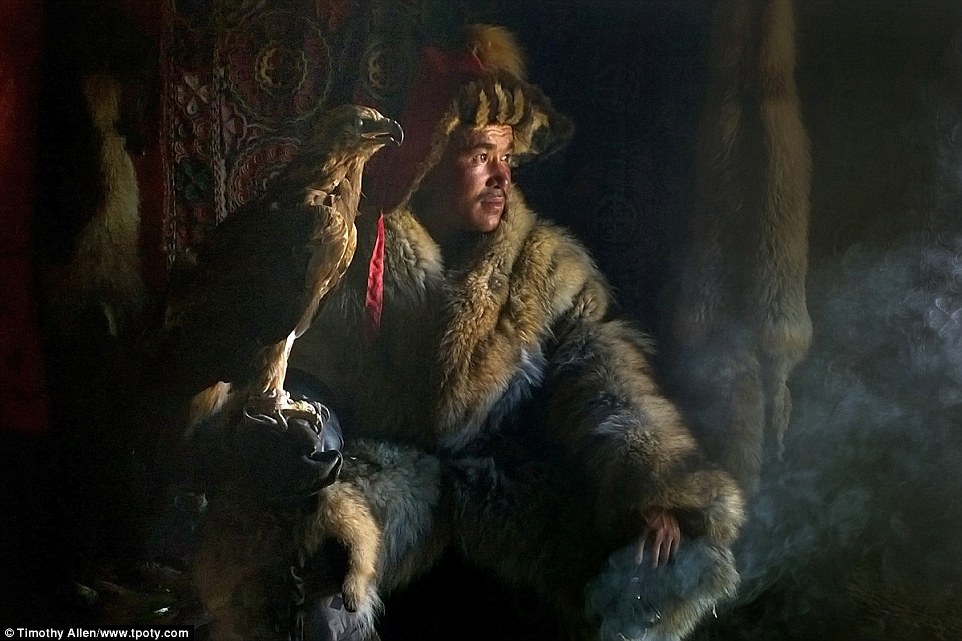 Tác phẩm thợ săn đại bàng Mông Cổ được chụp bằng điện thoại di động của nhiếp ảnh gia Timothy Allen.