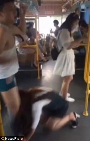 "Chết cười" cảnh cô gái bối rối “kéo tụt quần” khách lạ - 3 Cùng lúc xe bus phanh gấp khiến cô kéo tụt quần chàng trai đối diện