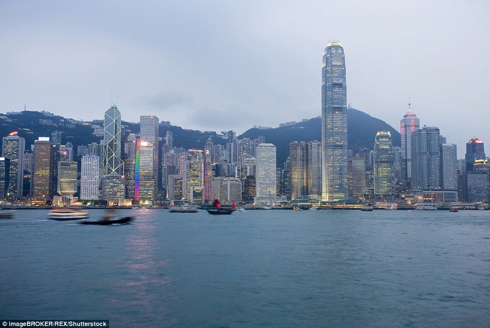 Còn đây là một Hong Kong đa sắc màu, đồng thời là đô thị nhộn nhịp bậc nhất thế giới hiện nay. Hình ảnh chụp từ bến cảng Victoria.