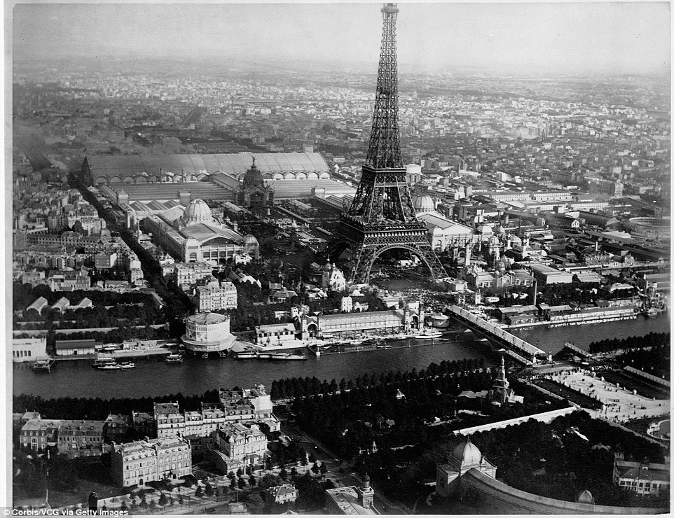 Tháp Eiffel – niềm tự hào của Paris nói riêng và nước Pháp nói chung. Hình ảnh chụp vào năm 1889.