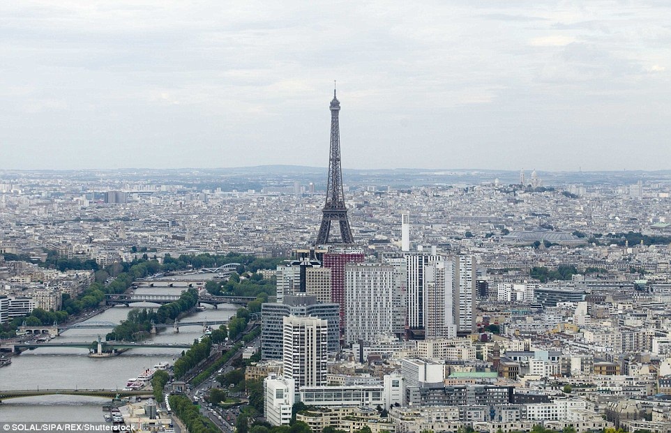 Ngày nay, dù càng nhiều công trình nổi tiếng xuất hiện, nhưng tháp Eiffel biểu tượng nước Pháp vẫn khẳng định vị thế riêng của mình. Phía sau đó là những tòa nhà cao ốc mọc lên nối tiếp nhau.