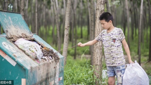 Cảm động bé trai nhặt rác góp tiền chữa bệnh cho mẹ - 1 Cậu bé 12 tuổi nhặt phế liệu kiếm tiền trả viện phí cho mẹ