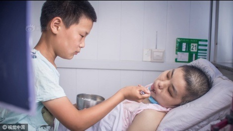 Cảm động bé trai nhặt rác góp tiền chữa bệnh cho mẹ - 3 Mẹ kế của Wang đang điều trị bạch cầu cấp tính