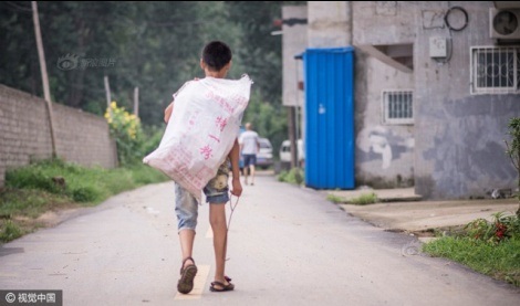 Cảm động bé trai nhặt rác góp tiền chữa bệnh cho mẹ - 4 Hàng ngày cậu bé vẫn lang thang trên phố với hy vọng kiếm được chút tiền giúp mẹ