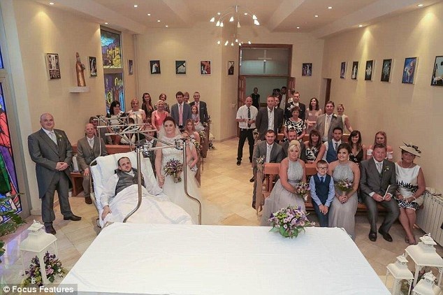 Quang cảnh lễ cưới trong bệnh viện của cặp đôi người Anh