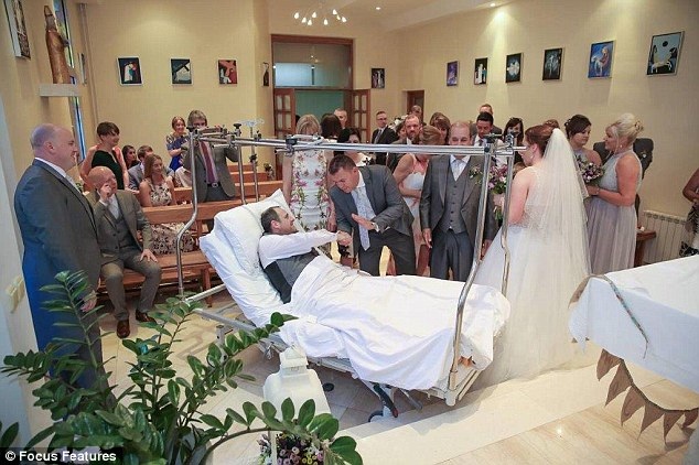 Chú rể gẫy chân, cặp đôi tổ chức đám cưới... trong bệnh viện - 7 Đám cưới có sự tham dự của người thân, bạn bè và các y bác sỹ trong bệnh viện