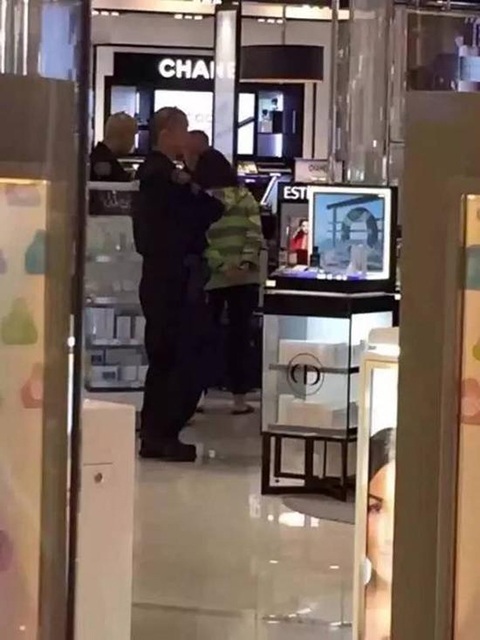 Khách Trung Quốc bị bắt vì tát nhân viên bán hàng - 2 Vị khách người Trung Quốc bị bắt vì hành hung nhân viên bán hàng