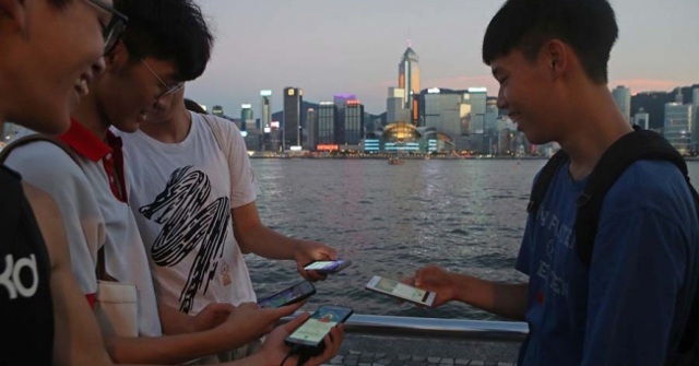Rơi xuống sông vì... mải chơi Pokemon Go - 1 Chàng trai người Hong Kong rơi xuống sông vì mải mê với Pokemon