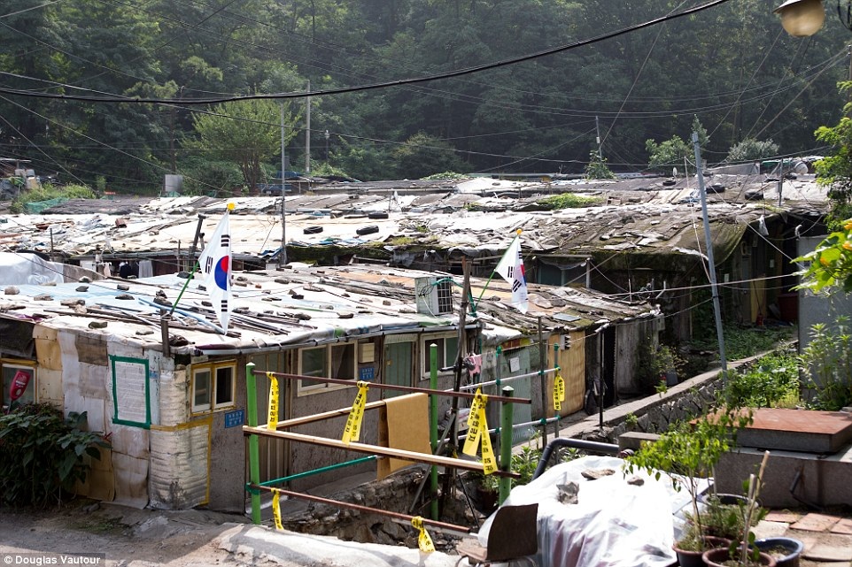 Khu ổ chuột rách nát khó tin giữa lòng Seoul hoa lệ - 10 Khu ổ chuột rách nát khó tin giữa lòng Seoul hoa lệ - 10