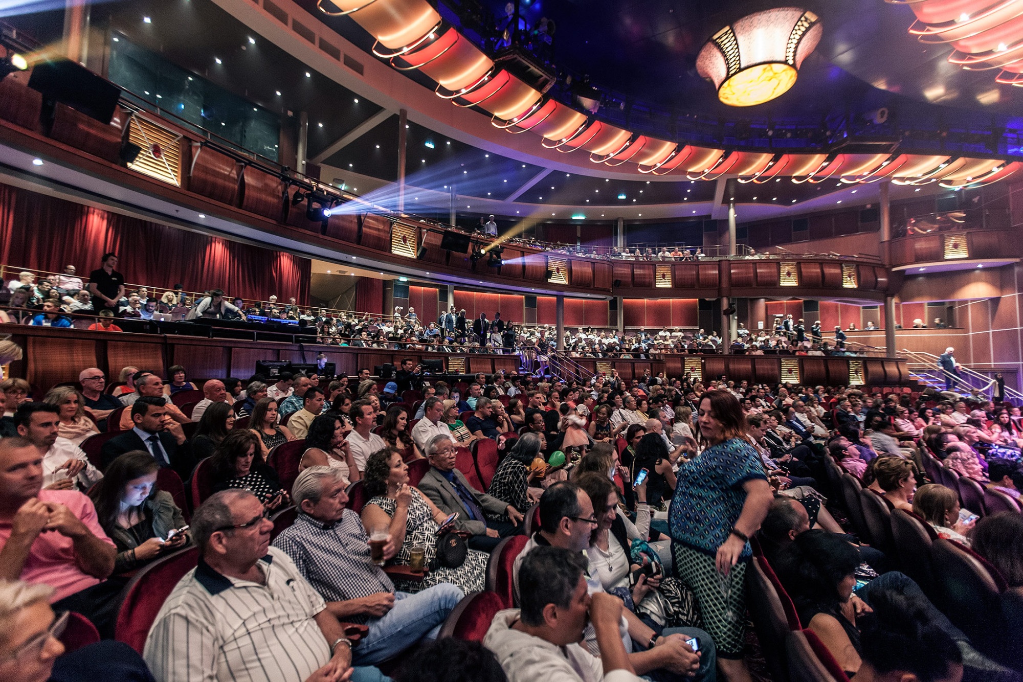 Rạp hát Hoàng gia là không gian biểu diễn chính của du thuyền, đồng thời cũng là địa điểm vui chơi giải trí lớn nhất. Rạp có sức chứa lên tới 1380 khách.