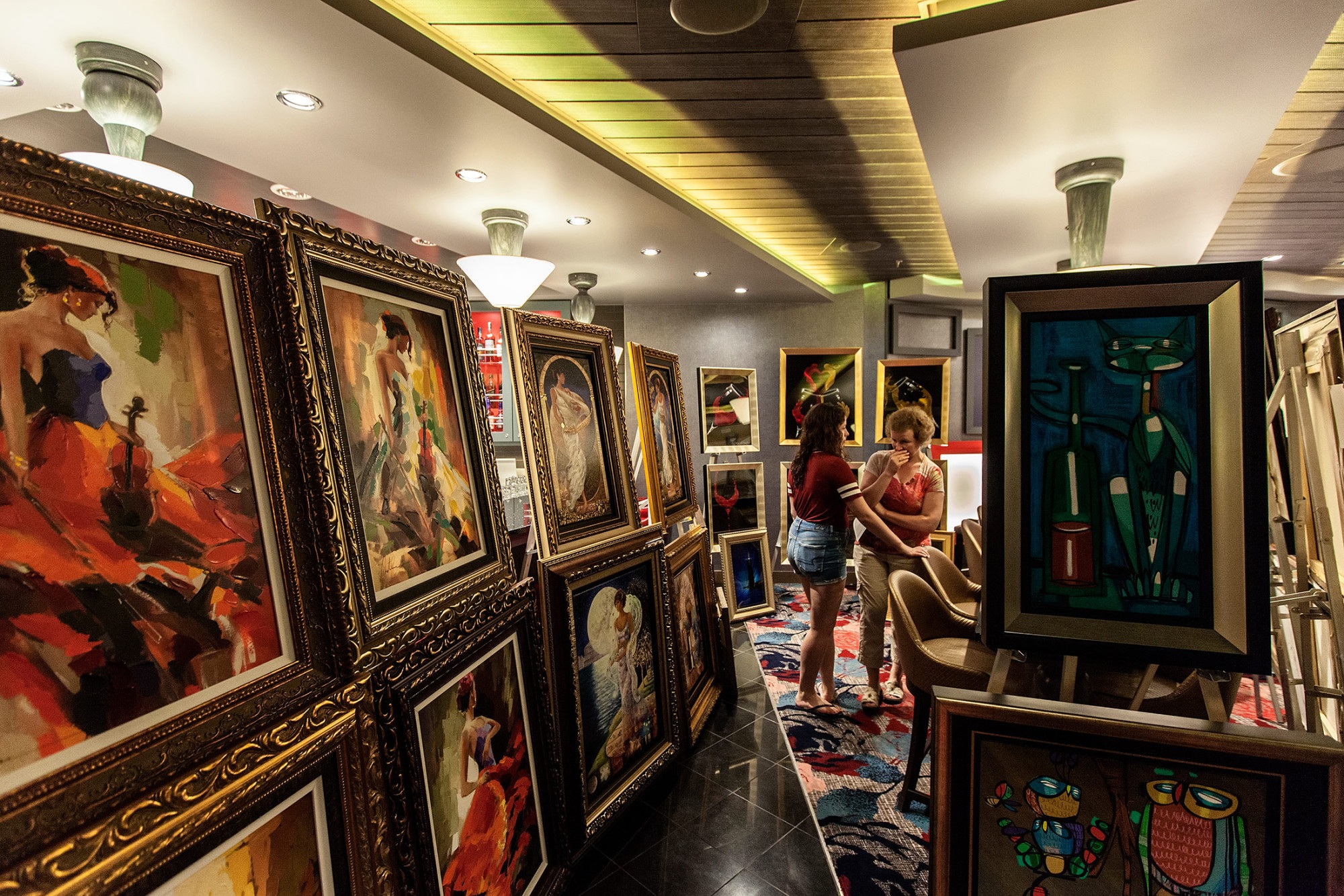 Buổi đấu giá nghệ thuật diễn ra ngay trên du thuyền.