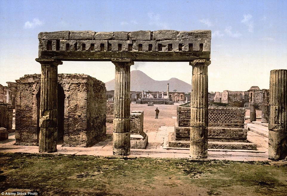 Nhìn lại những địa danh nổi tiếng thế giới cách đây 100 năm - 11 Hình ảnh Pompeii chụp năm 1895. Trong hình, người xem có thể nhận thấy, vào thời điểm đó, núi lửa Vesuvius vẫn còn hoạt động.