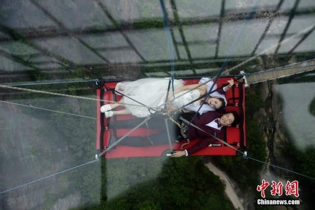 Cặp đôi trẻ chụp ảnh cưới trên vực thẳm