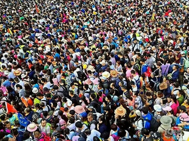 “Thiên đường hạ giới” nổi tiếng bậc nhất Trung Quốc đông nghẹt thở - 4 Kể từ giữa tháng 7 năm nay, dòng người đổ về đây du lịch ngày càng đông