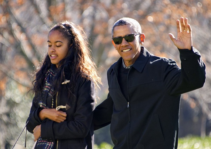Khoảnh khắc tuyệt vời của gia đình Tổng thống Obama trong các kì nghỉ - 15 Tổng thống vẫy tay chào báo chí khi ông đi cùng con gái Malia trong chuyến du lịch Hawaii của gia đình hồi tháng 1 năm nay.