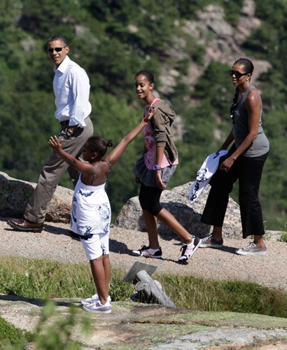 Khoảnh khắc tuyệt vời của gia đình Tổng thống Obama trong các kì nghỉ - 1 Gia đình Tổng thống Obama đã cùng nhau đi bộ đường dài trong chuyến du lịch tới Bar Harbor, ME vào tháng 7/2010.
