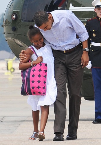 Khoảnh khắc tuyệt vời của gia đình Tổng thống Obama trong các kì nghỉ - 6 Ông Obama cùng con gái Sasha vừa hạ cánh từ chuyên cơ Air Force One trước khi tới Martha’s Vineyard vào tháng 8/2009.