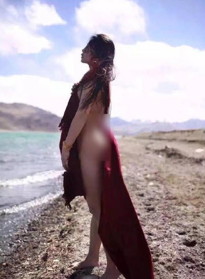 Nữ du khách khỏa thân tại khu vực gần lăng Tần Thủy Hoàng - 2 Hotgirl Trung Quốc khỏa thân bên hồ nước thiêng ở Tây Tạng