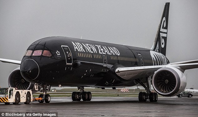 Nữ tiếp viên phun nước ra sàn, phi công hôn búp bê tình dục trong khoang lái - 3 Hãng hàng không Air New Zealand hiện vẫn đang tiếp tục điều tra sự việc