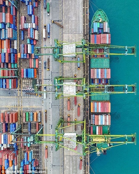 Ngắm Singapore "rất lạ" nhìn từ trên cao - 4 Những chiếc container hàng hóa tại cảng Singapore.