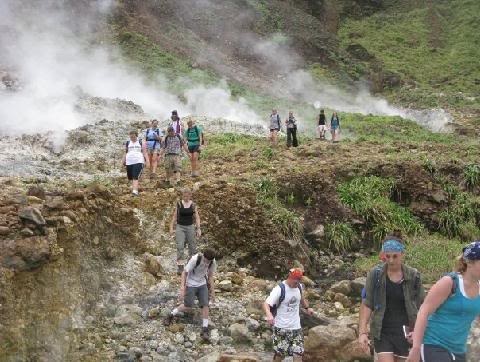 Hồ nước sôi sùng sục quanh năm: Nguy hiểm nhưng vẫn hút khách - 5 Hồ nước sôi sùng sục quanh năm: Nguy hiểm nhưng vẫn hút khách - 5