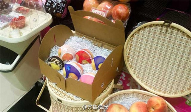 “Đào mặc nội y” tiếp tục gây sốt ở Trung Quốc - 3 Theo lời chủ cửa hàng, một hộp gồm 9 quả là món quà tặng khá hấp dẫn