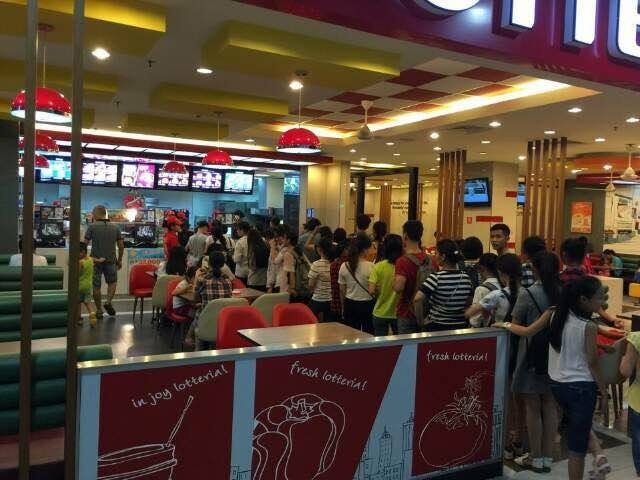 Giới trẻ Hà thành xếp hàng dài hào hứng chơi "oẳn tù tì" - 2 Các bạn trẻ xếp hàng rất thứ tự