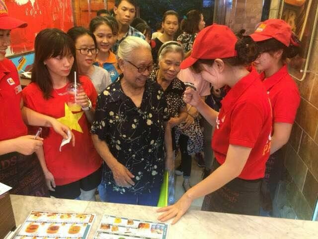 Giới trẻ Hà thành xếp hàng dài hào hứng chơi "oẳn tù tì" - 3 Chương trình còn thu hút cả các khách hàng lớn tuổi