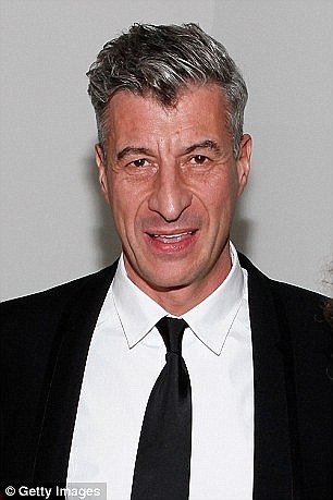 Công chúng có cơ hội sử dụng bồn cầu bằng... vàng 18 karat - 4 Nghệ sỹ người Italia Maurizio Cattelan