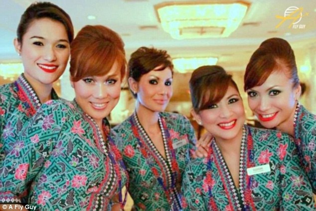 Tiếp viên hàng không hãng nào gợi cảm nhất thế giới ? - 9 Nhóm tiếp viên người Malaysia trong trang phục truyền thống của hãng hàng không Malaysia Airlines.