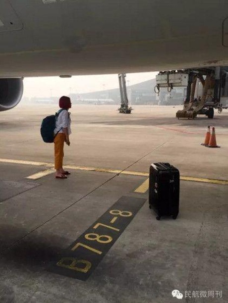 Trễ giờ bay, cặp đôi ngồi lỳ trên đường băng ngăn máy bay cất cánh - 1
Trễ giờ lên máy bay, cặp đôi người Trung Quốc xuống “ăn vạ” ở đường băng