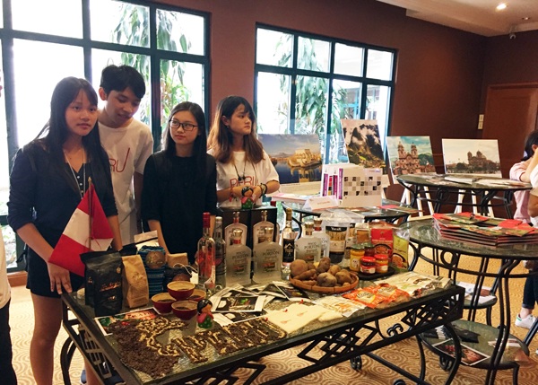 Ấn tượng với “Tuần lễ xúc tiến văn hóa ẩm thực Peru 2016” - 3 Các gian hàng lưu niệm đậm chất Peru