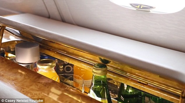 Với giá vé 480 triệu/chiều, du khách được trải nghiệm những gì trong khoang hạng nhất? - 4 Quầy bar mini