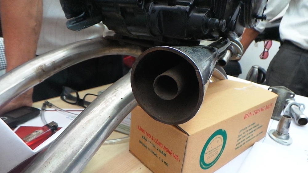 Kinh ngạc thiết bị giúp xe máy chạy 100km hết 1 lít xăng của người Việt - 5
Ông Trọng cho biết, khi lắp thiết bị này xe giảm thiểu gần như tối đa việc làm nóng ống bô xe