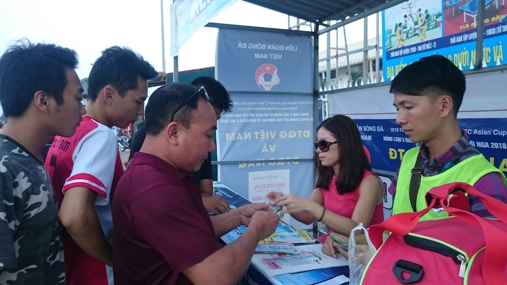 Trước giờ bóng lăn, một số cổ động viên mới đến mua vé nhưng số lượng không đông.