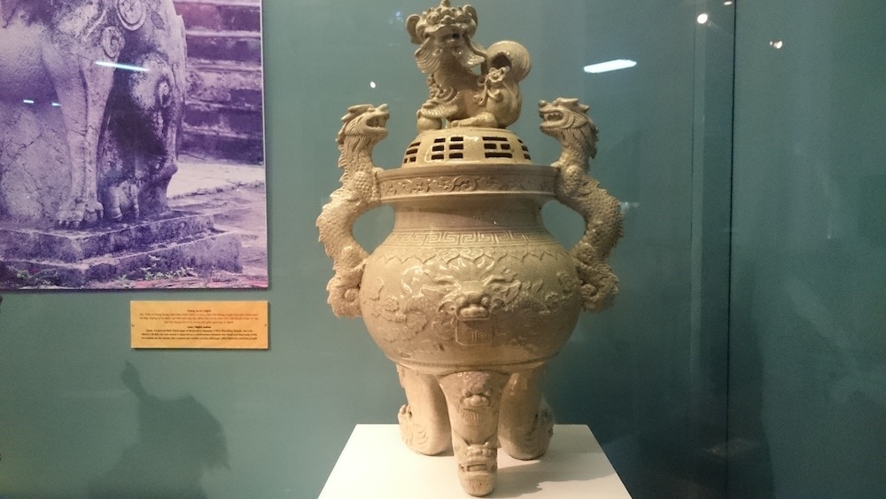 Hình sư tử, lân gắn trên nắp đỉnh trầm gốm mem rạn, thời Lê Trung Hưng, niên hiệu Vĩnh Hựu thứ 2 (1736).