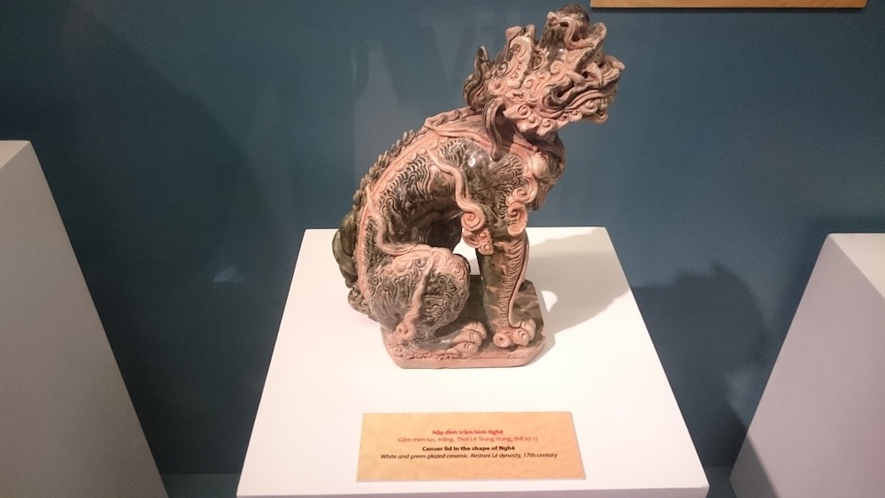 Đỉnh trầm có nắp hình Nghê, chất liệu bằng đồng gốm, được tạo tác phổ biến ở thời Lê Trung Hưng thế kỷ 17-18.