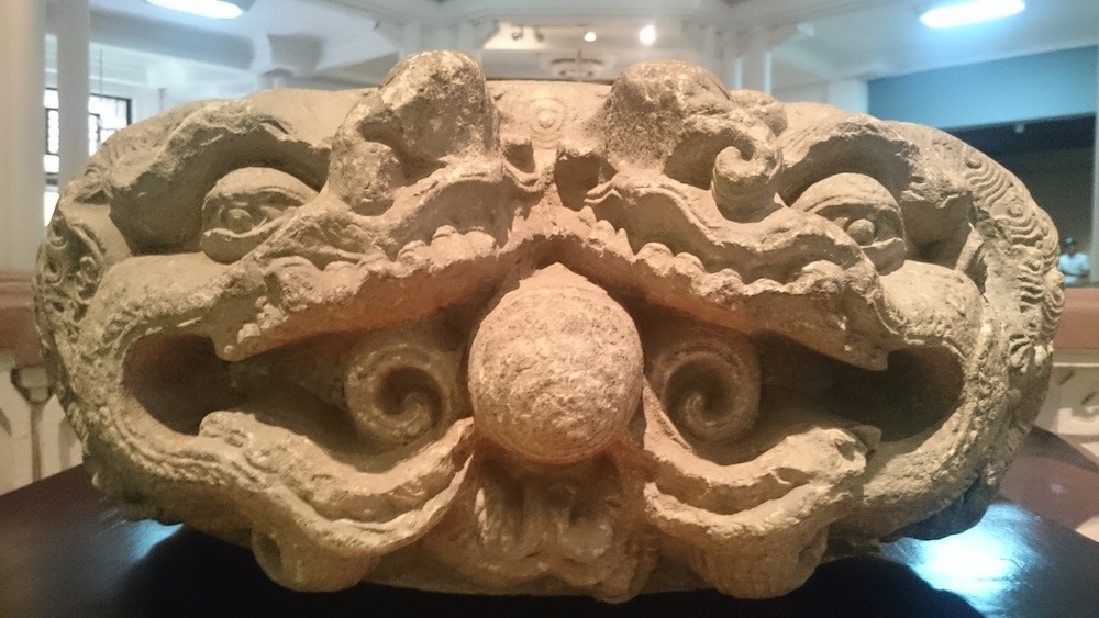 
Hình sư tử chầu ngọc thời Lý thể kỷ 11-13. Một phần trong kết cấu bệ tượng phật ở vị trí đỡ toà sen cho Đức Phật ngồi mô phỏng theo Phật thoại con kim nghê (sư tử lông vàng) bảo vệ Phật pháp, được Đức Phật chọn làm vật cưỡi.
